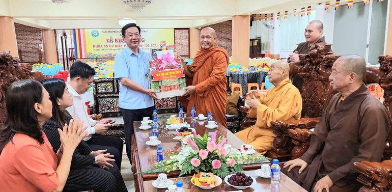 Lãnh đạo Tỉnh ủy Cà Mau thăm, tặng quà Ban Trị sự GHPGVN tỉnh