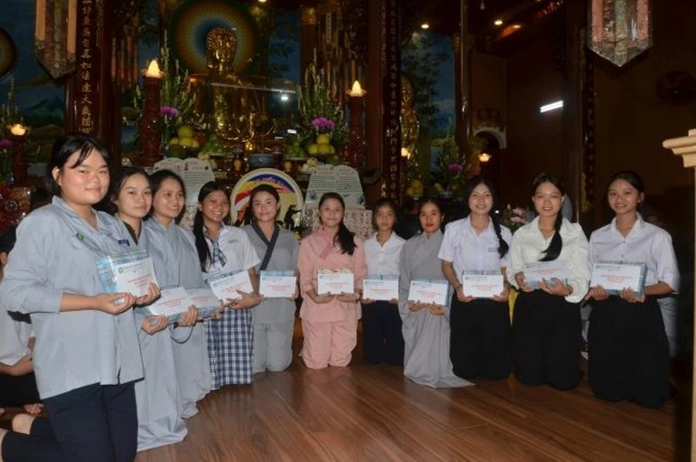 Có 12 bài viết xuất sắc được trao thưởng tại cuộc thi Lá thư Vu lan