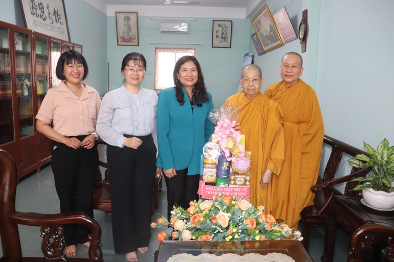 Hội Liên hiệp Phụ nữ TP.HCM tặng quà chúc mừng Đại lễ Vu lan - Báo hiếu đến chư tôn đức Ni tịnh xá Ngọc Phương