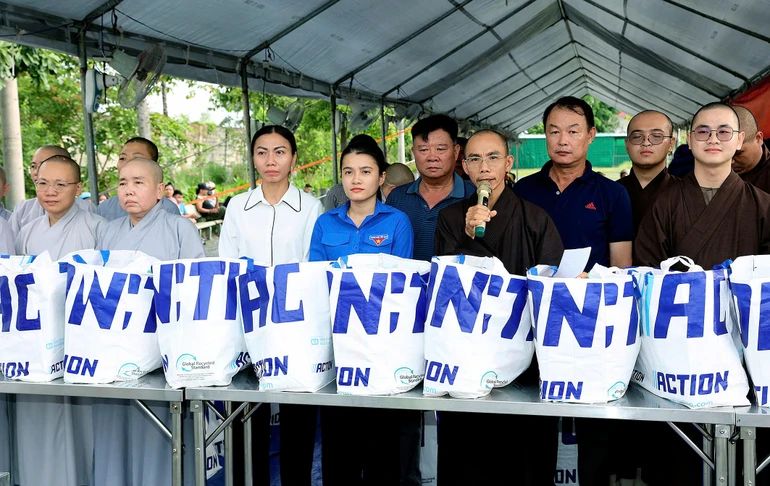 Thượng tọa Thích Phước Lượng phát biểu tại buổi trao quà