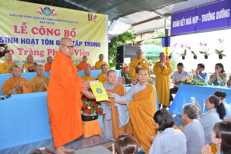 Thượng tọa Lý Đức trao quyết định thành lập điểm sinh hoạt tôn giáo tập trung Phước Viên