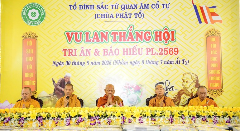 Chư tôn đức chứng minh buổi lễ