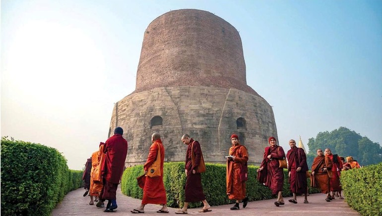 Tháp Dhamek trong khuôn viên Lộc Uyển đánh dấu nơi Đức Phật chuyển Pháp luân