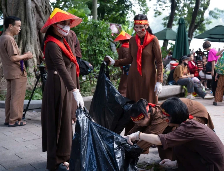 Phật tử chùa Khai Nguyên cần mẫn quét dọn và hốt rác, làm sạch đẹp quanh khu vực Hồ Gươm
