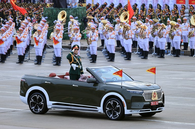 Khối Quân kỳ do Thượng tướng Nguyễn Hồng Thái, Ủy viên Trung ương Đảng, Ủy viên Quân ủy Trung ương, Thứ trưởng Bộ Quốc phòng chỉ huy dẫn đầu các khối đại diện cho Quân đội Nhân dân Việt Nam anh hùng và dân quân tự vệ - Ảnh: Nhật Bắc/VGP