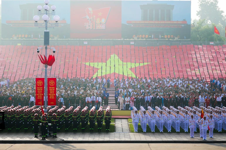 Nghi thức chào cờ trang trọng tại Quảng trường Ba Đình sáng 2-9 - Ảnh: Nhật Bắc