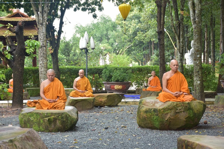 Chư Tăng tọa thiền trong khuôn viên tịnh xá Trúc Lâm