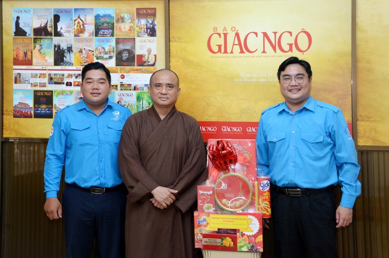 Anh Ngô Minh Hải - Thành ủy viên, Phó Chủ tịch Ủy ban MTTQVN Thành phố, Bí thư Thành Đoàn, Chủ tịch Hội Liên hiệp Thanh niên VN TP.HCM tặng quà chúc mừng Báo Giác Ngộ nhân mùa Vu lan Phật lịch 2569