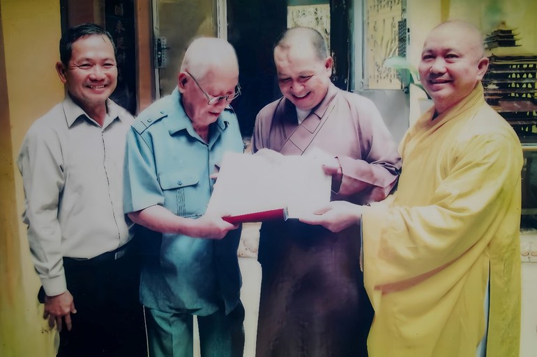 Ở tuổi 93, Phật tử Hoằng Thọ Nguyễn An Khương nhận chứng điệp quy y Tam bảo do Đại lão Hòa thượng Thích Trí Tịnh làm Bổn thọ truyền giới