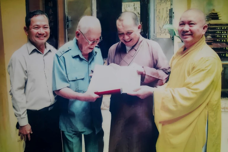 Ở tuổi 93, Phật tử Hoằng Thọ Nguyễn An Khương nhận chứng điệp quy y Tam bảo do Đại lão Hòa thượng Thích Trí Tịnh làm Bổn thọ truyền giới