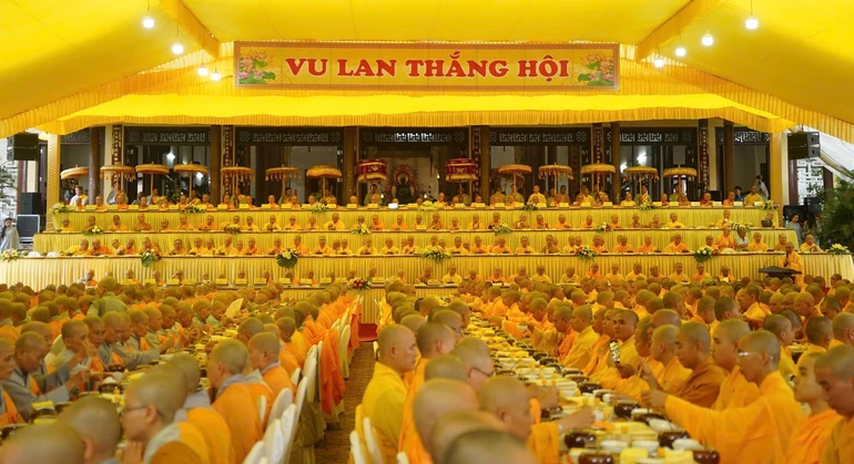 Hơn 1.500 Tăng Ni vân tập về tổ đình Từ Đàm tham dự Pháp hội Vu lan