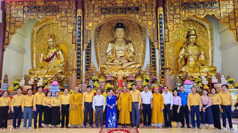 Đoàn công tác chụp ảnh lưu niệm với Ban Trị sự GHPGVN tỉnh Nghệ An 