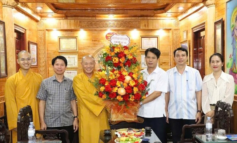 Ban Tuyên giáo và Dân vận Tỉnh ủy Thanh Hóa tặng hoa chúc mừng Ban Trị sự GHPGVN tỉnh nhân Đại lễ Vu lan Phật lịch 2569