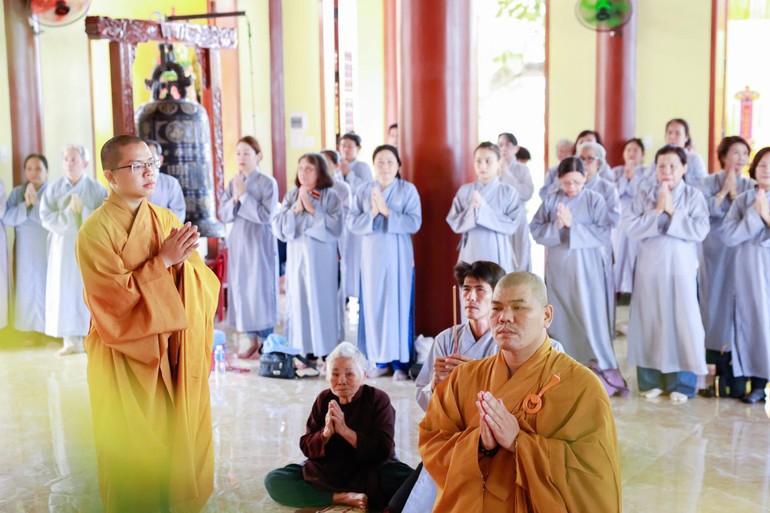 Tác giả cùng bà ngoại trong khóa lễ kỳ siêu nhân ngày giỗ ông ngoại của mình tại chùa làng, chùa Khánh Hưng (Khánh Hòa), năm 2023