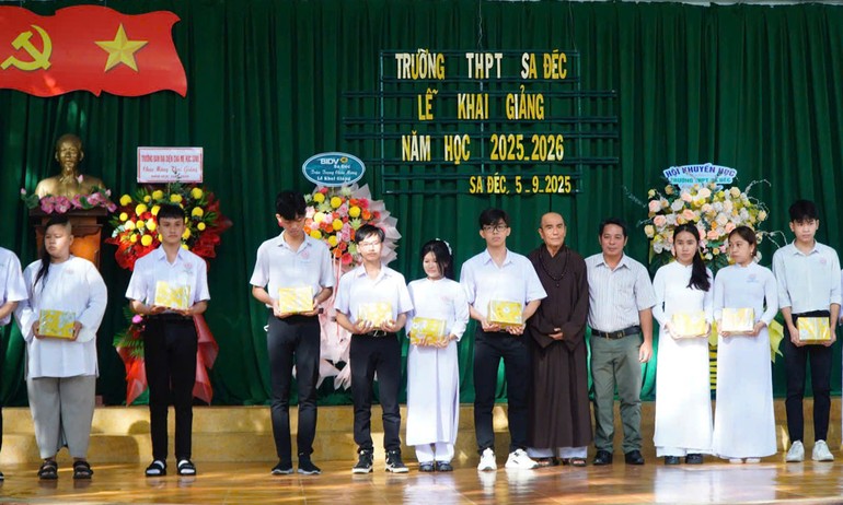 Thượng tọa Thích Thiện Hữu trao quà đến các em học sinh Trường THPT Sa Đéc