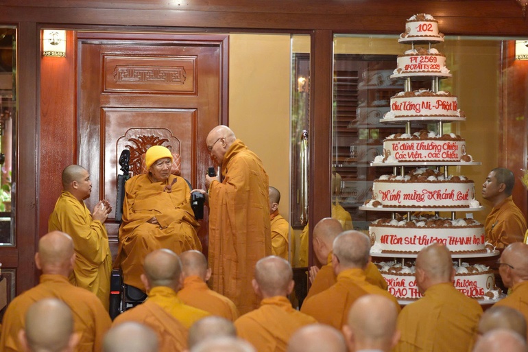 Hòa thượng Thích Nhật Quang dâng lời khánh tuế Trưởng lão Hòa thượng Tôn sư - Thiền sư Thích Thanh Từ