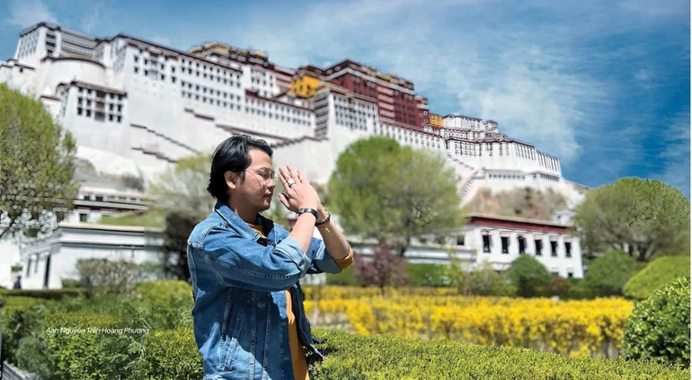 Công việc trong ngành du lịch giúp Phương gắn bó nhiều với Phật giáo, anh tìm hiểu nhiều về giáo lý, lịch sử cuộc đời Đức Phật và từ đó, anh chia sẻ thế giới quan tích cực với con mình: khi con học bài, anh cũng học Phật học