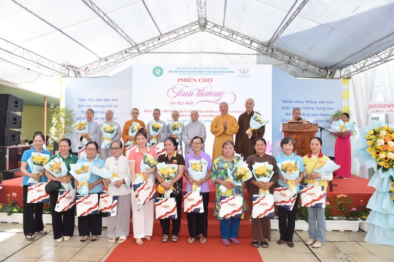 Tặng hoa tri ân các đơn vị, cá nhân tham gia hỗ trợ chương trình