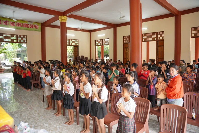 Các em học sinh lớp học tình thương chùa Long Cát niệm Phật 