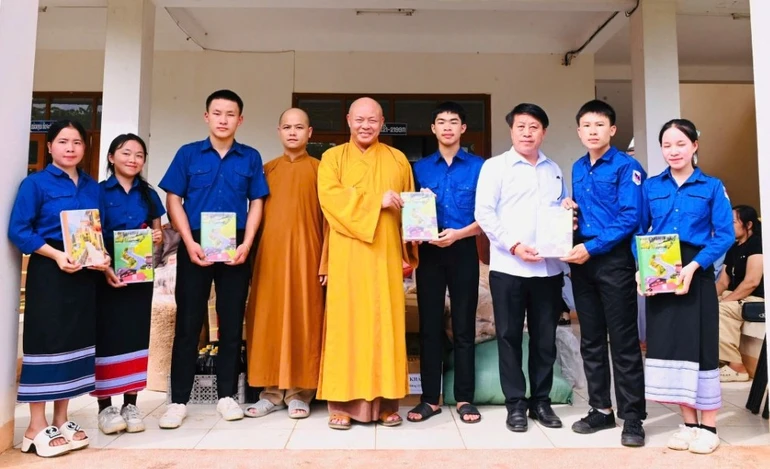 Chư tôn đức Ban Trị sự GHPGVN tỉnh Thanh Hóa trao quà tại Trường Nội trú tỉnh Hủa Phăn