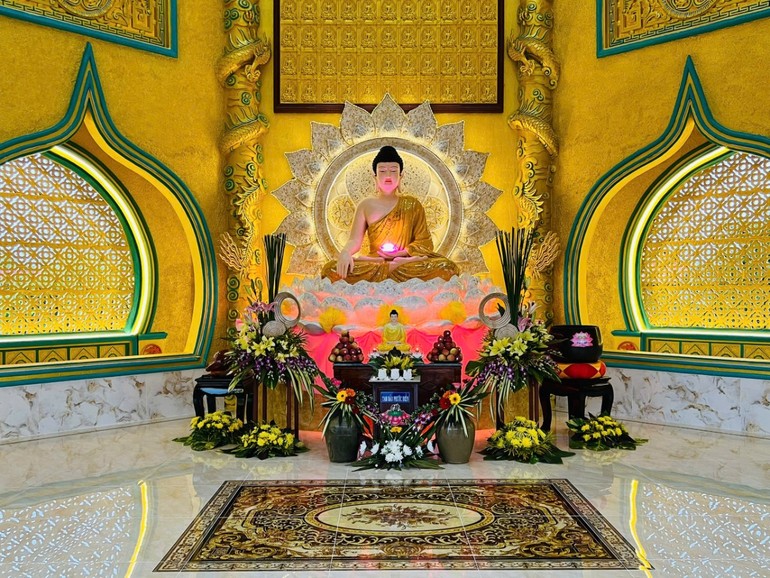 Tôn tượng Đức Phật Bổn Sư Thích Ca Mâu Ni được an vị tại chánh điện chùa Phổ Hiền