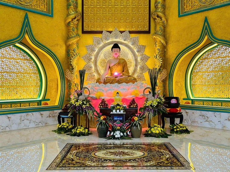 Tôn tượng Đức Phật Bổn Sư Thích Ca Mâu Ni được an vị tại chánh điện chùa Phổ Hiền