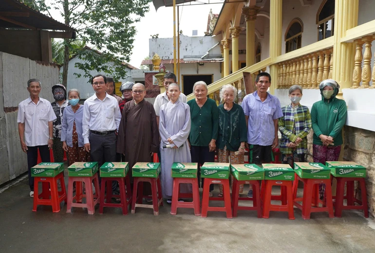 Chùa Bửu Long trao 150 phần quà đến bà con có hoàn cảnh khó khăn tại P.Nhị Quý, Đồng Tháp