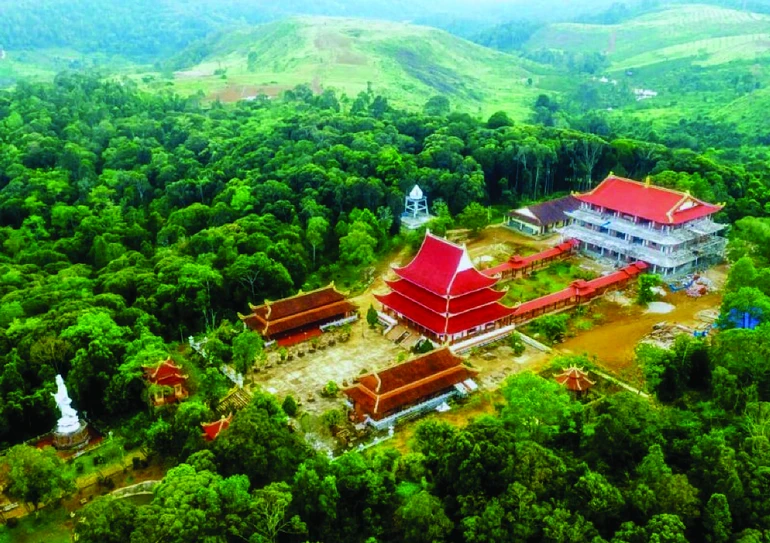 Chùa Khánh Lâm nằm giữa chập chùng đồi núi