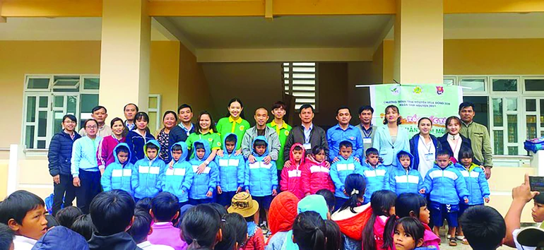 Câu lạc bộ Cỏ bốn lá tổ chức chương trình Xuân từ bi tại Quảng Ngãi - Ảnh: NVCC