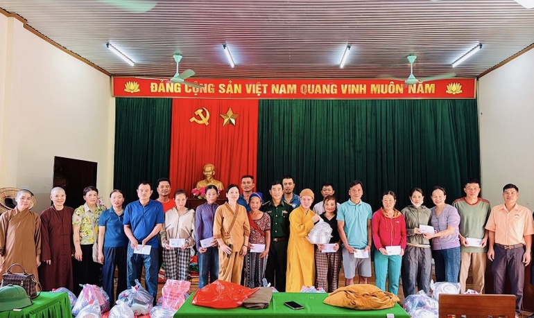 Đại đức Thích Tâm Ngọc và các thành viên trong đoàn từ thiện trao quà đến các hộ dân