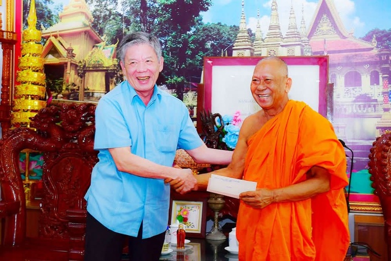 Bí thư Tỉnh ủy Vĩnh Long Ngô Chí Cường thăm, chúc mừng lễ Sene Dolta đến Hòa thượng Thạch Sok Xane tại chùa Âng 