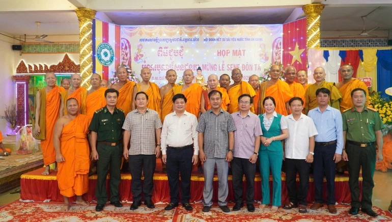 Lưu niệm tại buổi họp mặt