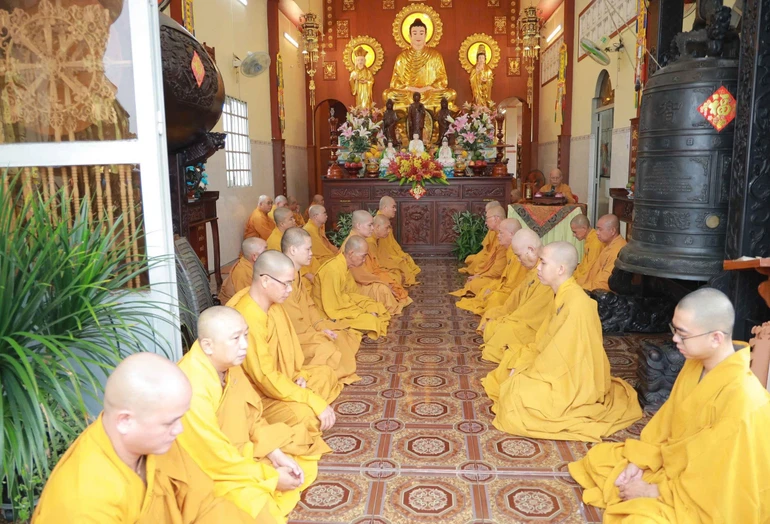 Chư Tăng thực hiện nghi thức Bố-tát tại chùa Phước Trí (xã Hóc Môn, TP.HCM) - Ảnh: Nguyên Tài/BGN