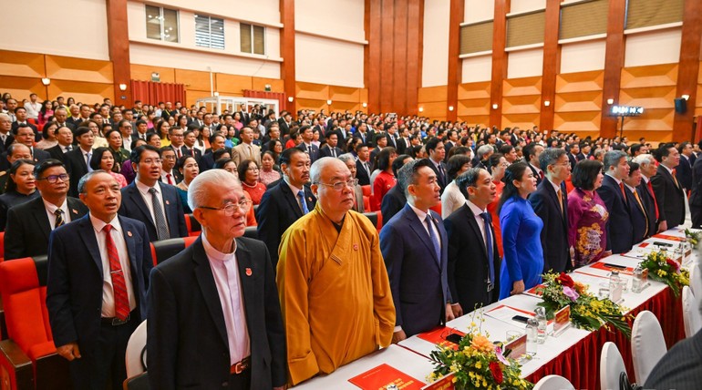 Các đại biểu thực hiện nghi thức chào cờ