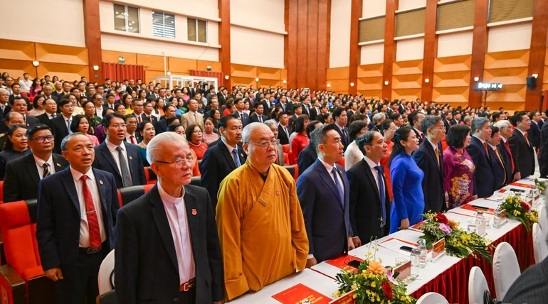 Các đại biểu thực hiện nghi thức chào cờ