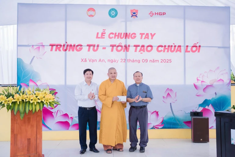 Đại diện Ủy ban MTTQVN tỉnh Nghệ An và Ủy ban Đoàn kết Công giáo Việt Nam tỉnh trao hỗ trợ trùng tu, tôn tạo chùa Lối