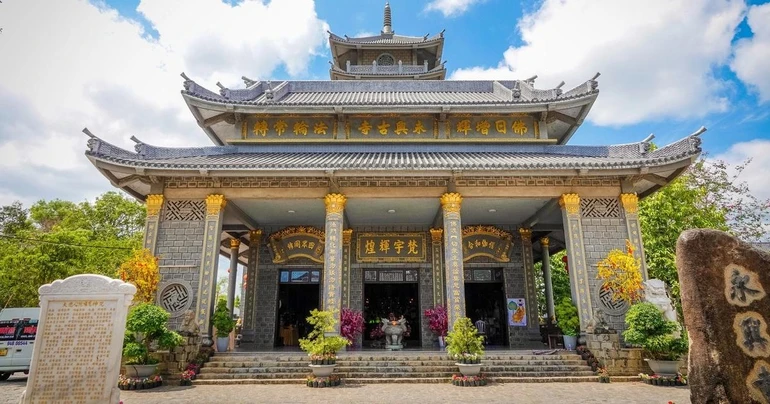 Chùa Vĩnh Hưng có kiến trúc độc đáo, được xây dựng hoàn toàn bằng đá, bố cục hài hòa giữa kiến trúc Nhật Bản và Việt Nam