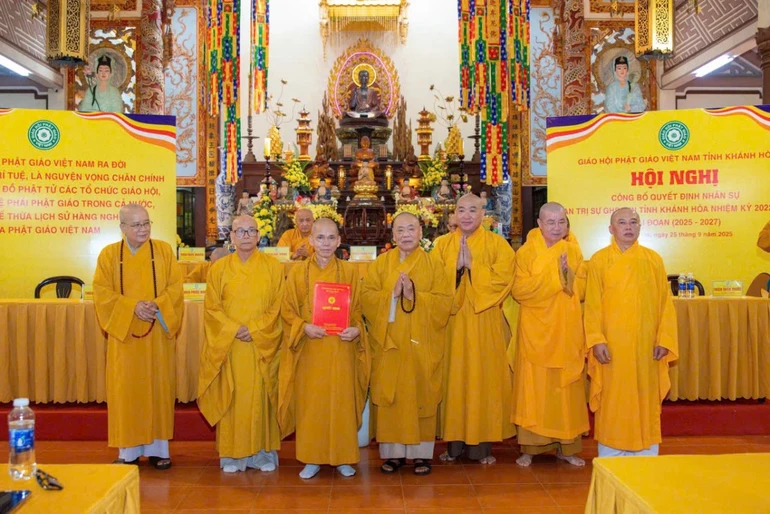 Trưởng lão Hòa thượng Thích Thiện Pháp trao quyết định chuẩn y nhân sự đến Ban Trị sự GHPGVN tỉnh Khánh Hòa mới sau hợp nhất