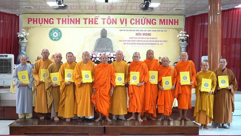 Trao quyết định chuẩn y nhân sự đến chư tôn đức các ban chuyên trách trực thuộc Ban Trị sự GHPGVN TP.Cần Thơ