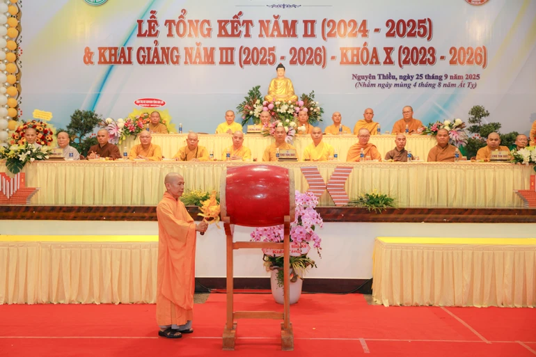 Thượng tọa Thích Quảng Nhơn, Phó Hiệu trưởng Trường Trung cấp Phật học Nguyên Thiều (tỉnh Gia Lai) đánh trống khai giảng năm học mời 2025-2026