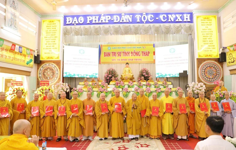 Trưởng lão Hòa thượng Thích Thiện Pháp trao quyết định đến chư tôn đức trong Ban Thường trực Ban Trị sự GHPGVN tỉnh Đồng Tháp