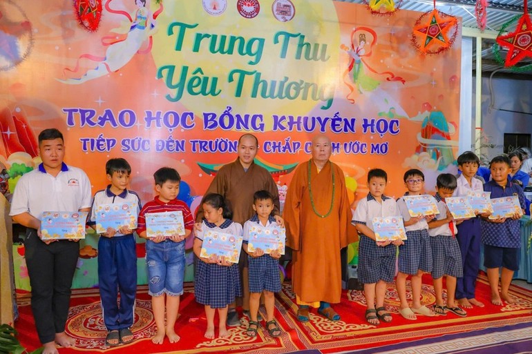 Trao học bổng đến các em học sinh hiếu học
