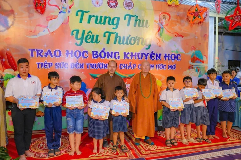 Trao học bổng đến các em học sinh hiếu học