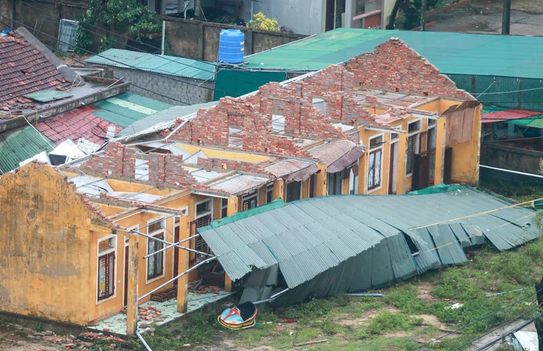 Nhiều công trình bị tốc mái, hư hỏng nghiêm trọng - Ảnh: Cẩm Kỳ