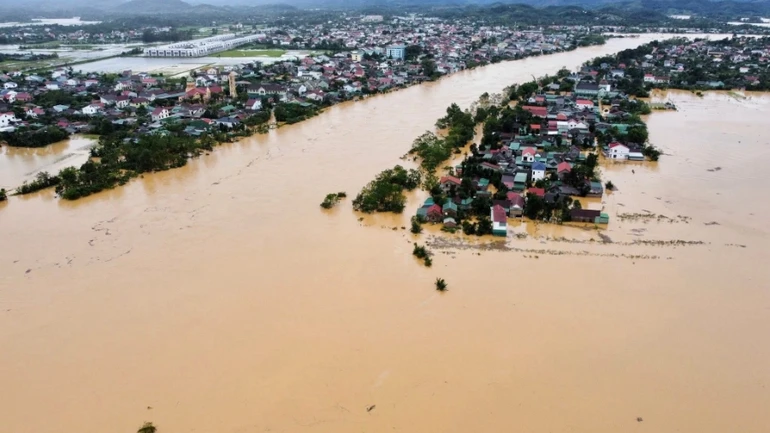 Sau bão số 10 nhiều nơi tại Nghệ An vẫn phải chống chọi với lũ lụt