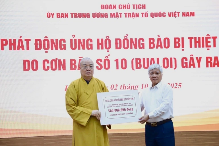 Trưởng lão Hòa thượng Thích Thanh Nhiễu, Ủy viên Thường trực Hội đồng Chứng minh, Phó Chủ tịch Thường trực Hội đồng Trị sự thay mặt Trung ương GHPGVN trao 500 triệu đồng ủng hộ đồng bào bị thiệt hại do cơn bão số 10 gây ra - Ảnh: Bảo Hân