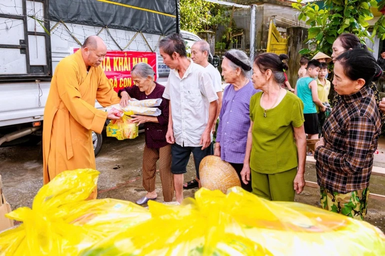 Thượng tọa Thích Tâm Định tận tay trao quà đến bà con tại thôn Hồng Sơn, xã Thăng Bình (H.Nông Cống cũ), tỉnh Thanh Hóa