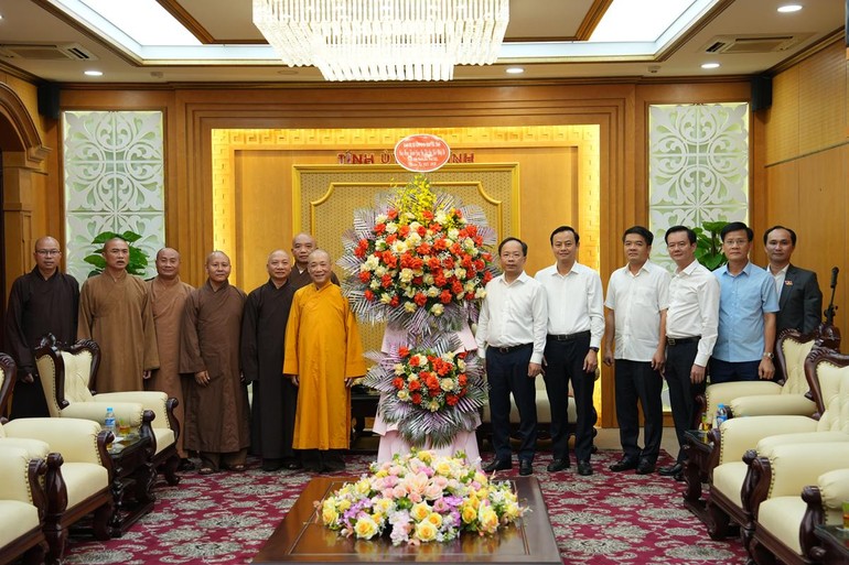 Ban Trị sự GHPGVN tỉnh Hà Tĩnh tặng hoa chúc mừng