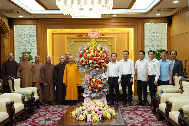 Ban Trị sự GHPGVN tỉnh Hà Tĩnh tặng hoa chúc mừng