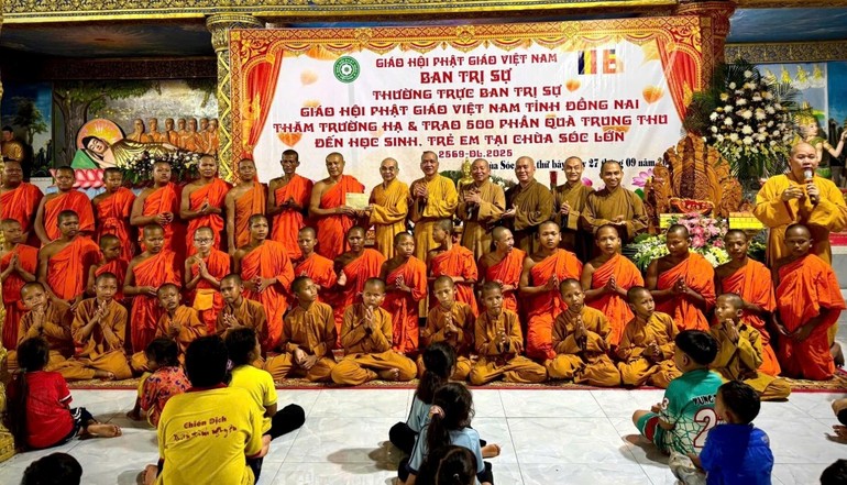 Trao tịnh tài cúng dường chư Tăng an cư tại trường hạ chùa Sóc Lớn - một trong những trung tâm Phật giáo Nam tông Khmer lớn của tỉnh Bình Phước cũ 